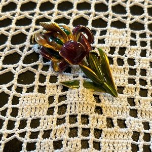 MFA Iris pin broche